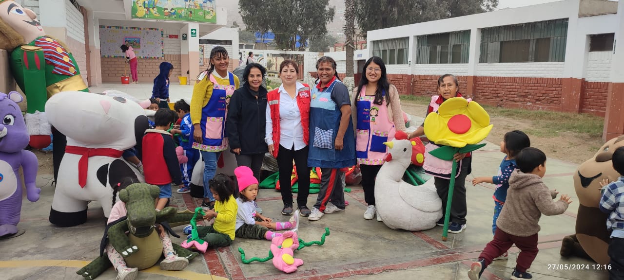 Voluntarios ayudando